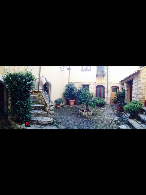 Bed And Breakfast Mblo Fondi Exterior foto